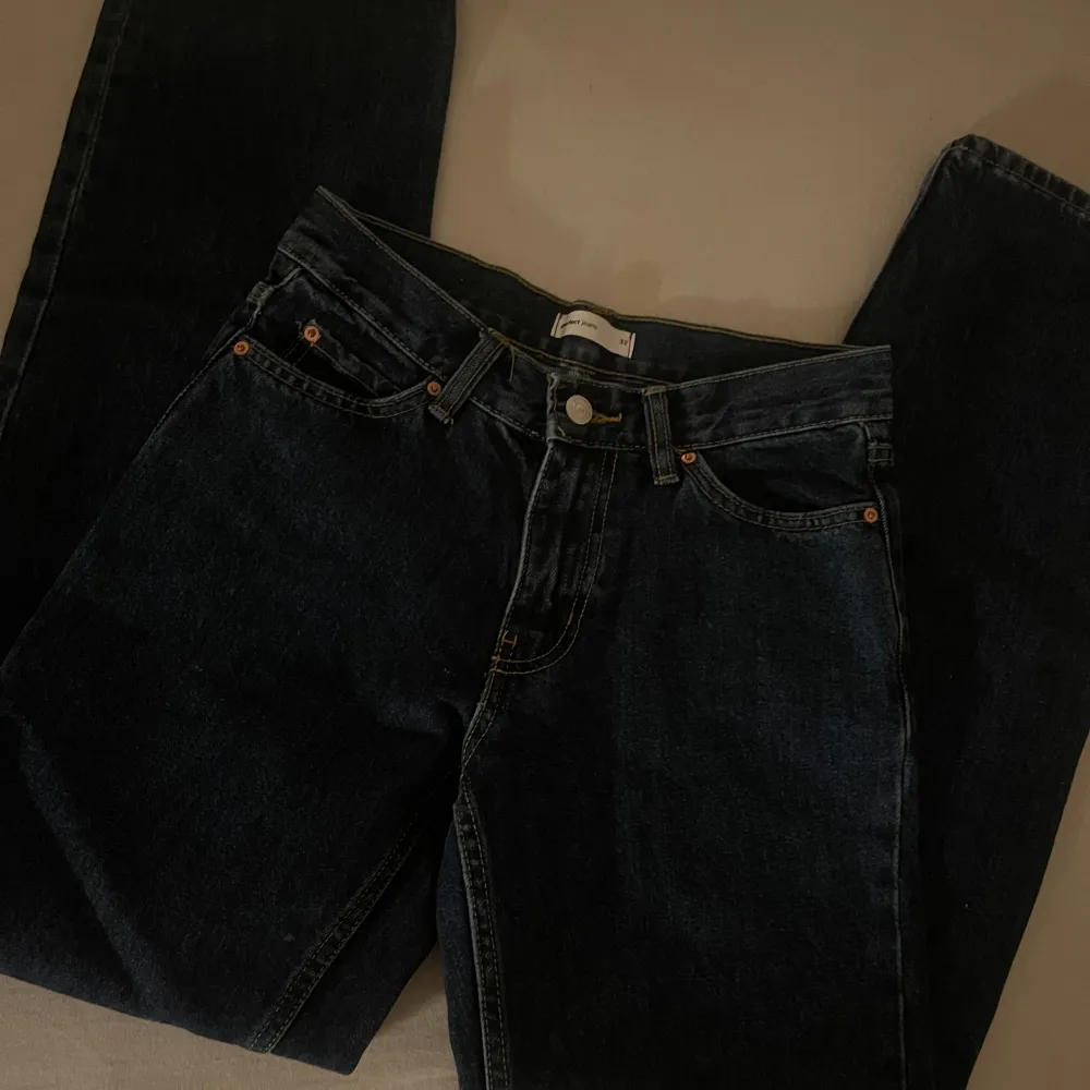 Oanvända straight jeans.. Jeans & Byxor.