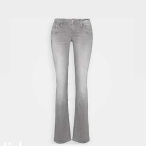 Säljer Grå ltb jeans i modellen valerie  Jättebrasick och har aldrig andvänt dom bara testat.är i storlek 25/30 men sitter som xs -s  