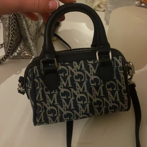 Mörkblå väska  - Super fin. Skick 10/10. Justerbara band.  Det går inte att sätta på budgivning så Buda i kommentarerna. Högsta bud: 650. Köp direkt för 800. Osäker på om jag vill sälja 