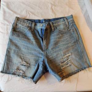 Levi's shorts i väldigt bra skick, endast använd fåtal gånger i storlek 29 runt midjan. Passar för de med storlek M