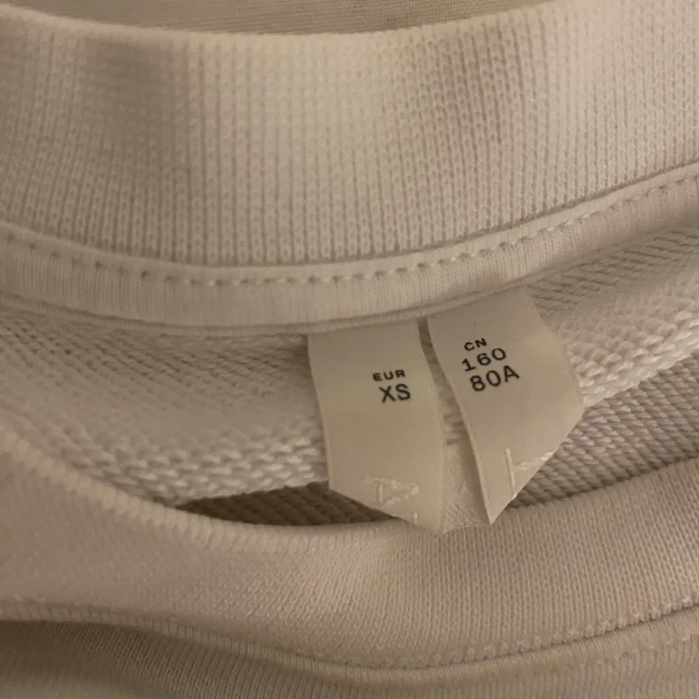 Säljer den här vita tröjan från arket i storlek xs (160). Använd och har små prickar (se bild 3) på framsidan där av priset💕 nypris: 500. Tröjor & Koftor.