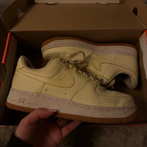 Nike air force - Super fina Nike air force som är gula🩷priserngår såklart att diskuteras 