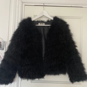 Pälsjacka - Päls/Fjäderjacka. Köpt på Plick, står inte storlek men skulle säga s/m. 
