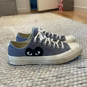 Härliga skor från Converse i samarbete med cdg Skick 8/10 lite repor Nypris 1700 Hör av dig vid frågor!