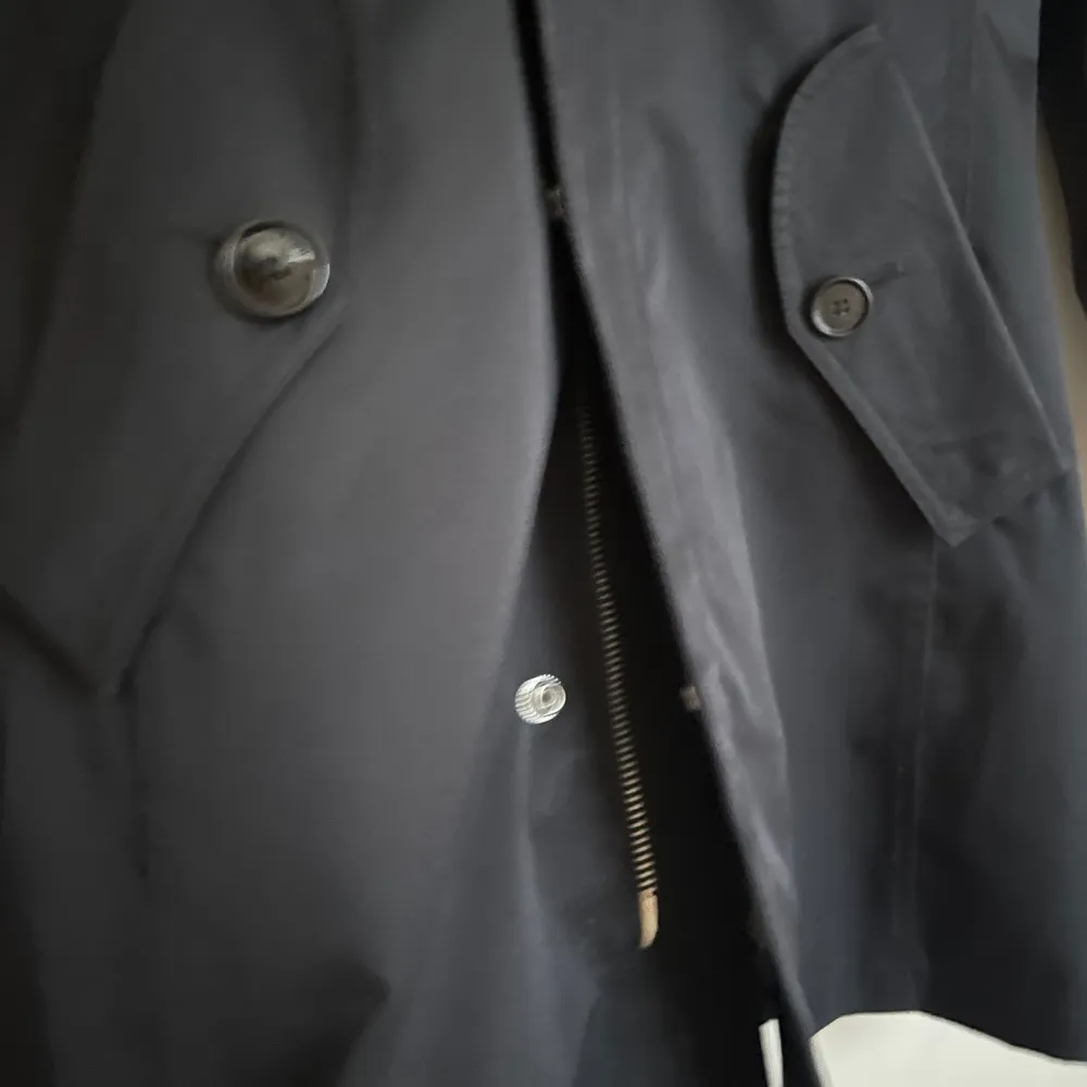 Snygg kappa från J.Lindeberg som passar till våren. Modellen är Tarek Peach Poly 100% polyester. Jackor.