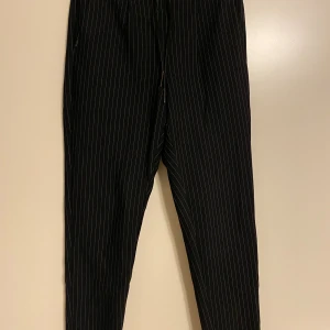 Chinos strl S - Jättefin modell i stretchigt material,  strl S. Begagnat skick men fortfarande fin. Jag är väldigt mån om mina köpare. Skulle du vara missnöjd med ditt köp så ta gärna kontakt med mig innan dåligt omdöme, så har jag en chans att rätta till det.