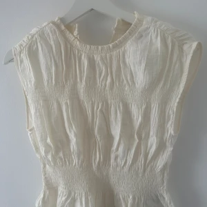 Vit topp - En vitt topp ifrån H&M i storlek xs. Använda få gånger, i fint skick.