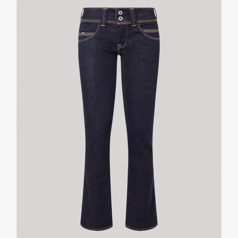 Ett par pepe jeans som aldrig är använda, i en mörkblå färg, Low straight leg. Storlek 25/32  LÅNADE BILDER! Skriv privat för fler💗. Jeans & Byxor.