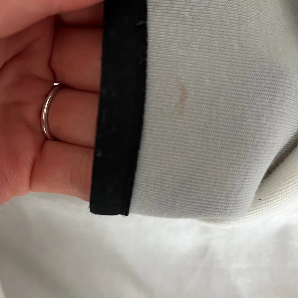 Säljer min grå vita Nike tech fleece, har inte använt den mycket men har ändå råkat få en liten fläck på ärmen. Skriv för fler bilder🥰. Hoodies.
