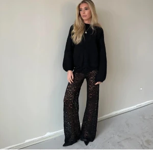 Spetsbyxor - Säljer mina spetsbyxor från DesignBySi eftersom jag inte får någon användning för dem. Skulle säga att de är i nyskick då de endast är använda en gång. Passar perfekt i längden på mig som är 170cm💕