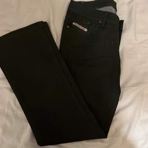 Superfina lågmidjade svarta diesel jeans som är utsvängda💗 Innerbenslängd:78cm totala längd:100cm midjemått rätt över 42cm superfint skick☺️