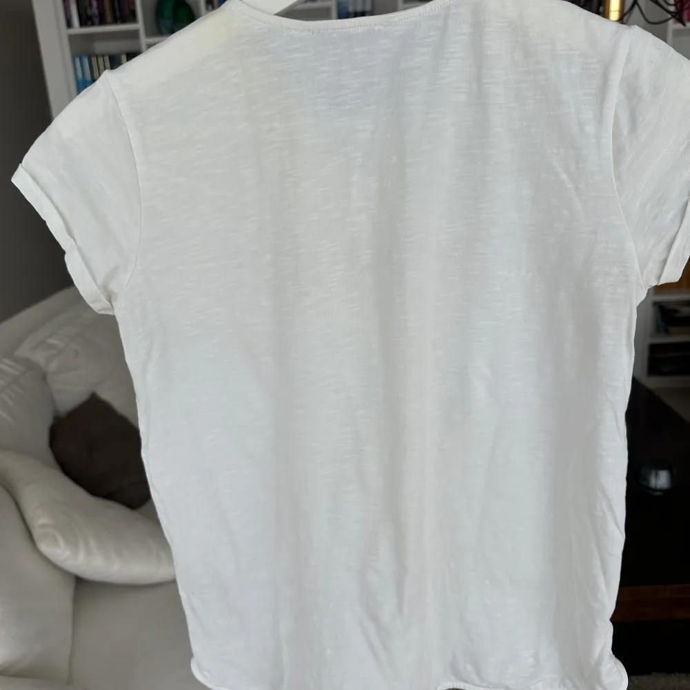 Superfin t-shirt från massimo dutti med texten ”Hapiness”. Den är sparsamt använd då den tyvärr varit för liten ett tag. T-shirten är superfin till tex en vit kjol eller ett par jeans. Framförallt nu på våren/sommaren!. T-shirts.
