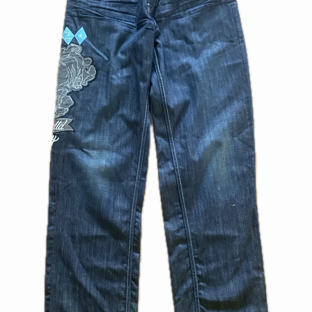Ecko byxor, aldrig använda och alla original ecko lappar är på. Säljer enbart för det inte är min stil. Embroided på sidan. Jeans & Byxor.