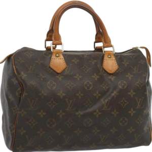 Louis Vuitton Speedy 30 är en tidlös klassiker! Det kommer att lägga till lyxig stil till alla kläder och passa alla tillfällen. Fler bilder och mer info i vår webbutik vintagetreasures.co