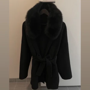 Kappa - Svart kappa med äkta päls. Märke: GAROFF (den kortare modellen). Storleken är onesize men passar mig bra som är en S/M. Kappan är i bra skick och säljer endast för att den inte kommer till användning längre. Nypris: 2499 kr.