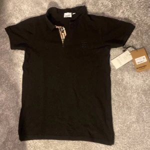 Burberry pike - As fet burberry pike i storlek S passar även M.  Skick 10/10 näst intill helt ny använd nån enstaka gång! 
