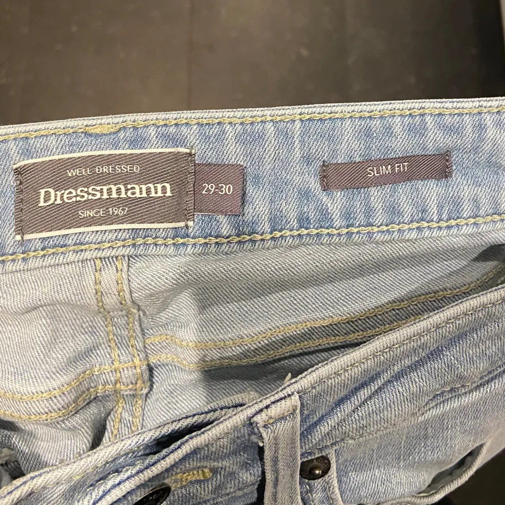 Blå jeans från dressman i storlek 29-30. I använt skick men utan defekter. Perfekt till dig som vill klä dig grish. Hör av er vid frågor!. Jeans & Byxor.