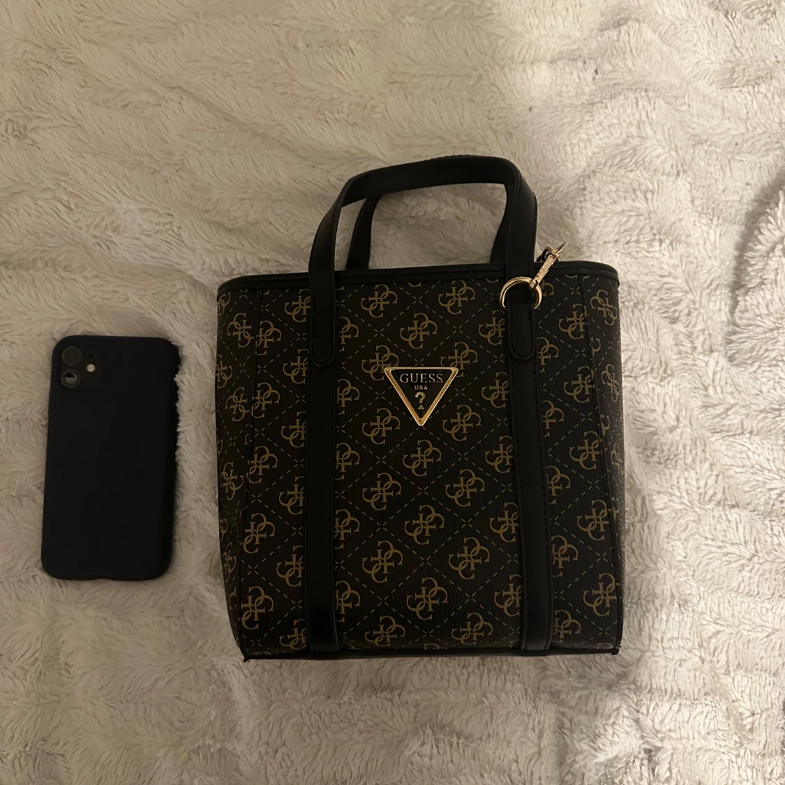 Svart brun Guess f#k# väska
