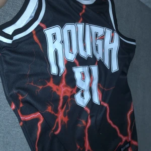 Gym eller träning tröja  - Rough 91 tröja storlek xs och är jätte fin