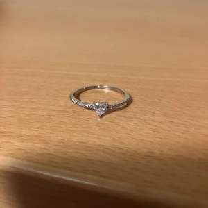 Ring i äkta silver storlek 18/19 mm. Från Glitter nypris 299kr.  Använd en eller två gånger. 