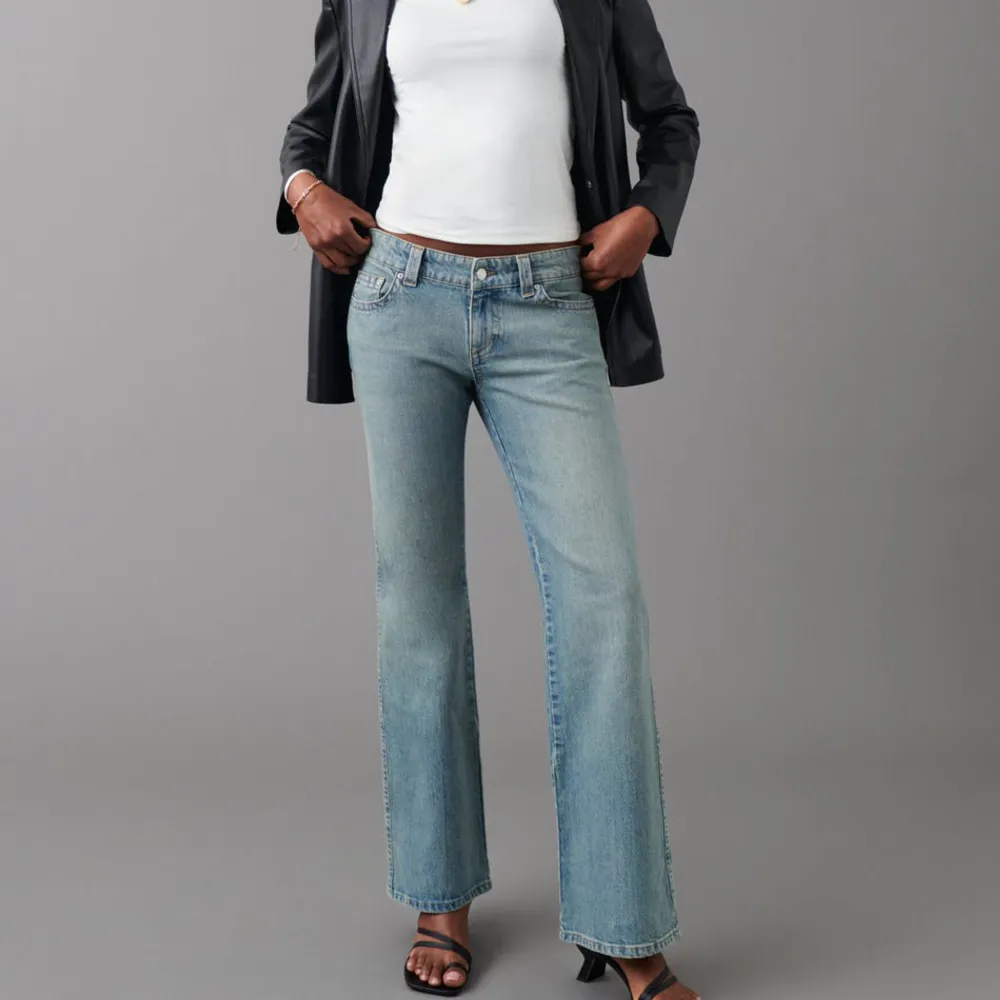 Low waist jeans med fickor där bak från Gina Tricot!! (endast använd 1 gång) säljer dom p.g.a för små i midjan. Jeans & Byxor.