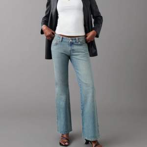 Low waist jeans med fickor där bak från Gina Tricot!! (endast använd 1 gång) säljer dom p.g.a för små i midjan