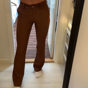 Low waist kostymbyxor  - Intressekoll på mina bruna lågmidjade kostymbyxor. Inga defekter. De kommer tyvärr inte till användning. Kontakta för fler bilder eller funderingar💕