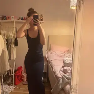 En jätte skön lång klänning!! Jättebra skick, perfekt längd för mig som är 164cm💙💙