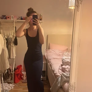 Lång klänning  - En jätte skön lång klänning!! Jättebra skick, perfekt längd för mig som är 164cm💙💙