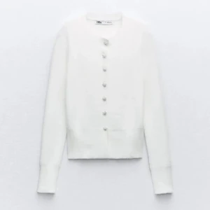 Vit zara kofta  - Super skön och fin vit kofta från zara med vackra knappar. Använd fåtalgånger. Inga defekter