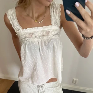 Sommar Blus - Jätte fin blus från Other Stories i storlek 32!💕 Säljer då den är för liten. Aldrig använt💕 