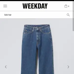 Snygga jeans i bra skick köpta från weekday i perfekta blåa färgen. Nypris: 590✨ De säljes då de tyvärr är för små för mig. 🌸