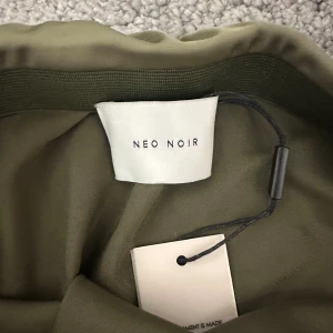 Neo noir lång kjol - En satin kjol ifrån neo noir som aldrig är använd, prislapp finns kvar. 