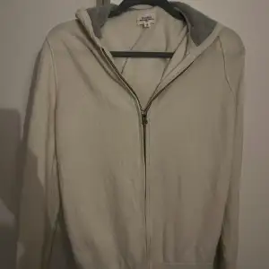 Vit kashmir zip-up hoodie från Hartford Nypris: 3000kr 