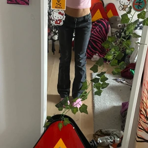  Låg midjade bootcut jeans -  Svarta jeans som jag aldrig använder därför säljer dom skriv om ni har fler frågor  Midja 36  Jag är 166 cm