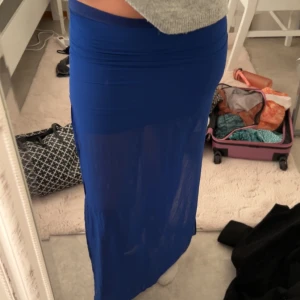 Blå långkjol -  långkjol i storlek 32 i okej skick inga synliga skador eller defekter 