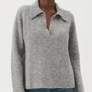 Säljer denna sjukt snygga stickade tröja i ull. Endast använd 3 gånger (obs färgen är kräm vit som sista bilden) köpt för 1700kr