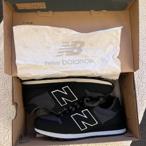 Nya new balance  - Säljer nu helt nya new balance. Snygga och stilrena till vardagen. Bra kombo på färgen som är en blandning av svart och grå. Nypris: 999 kr. Jag kan skicka mer bilder vid intresse. Skokartongen föjer med.