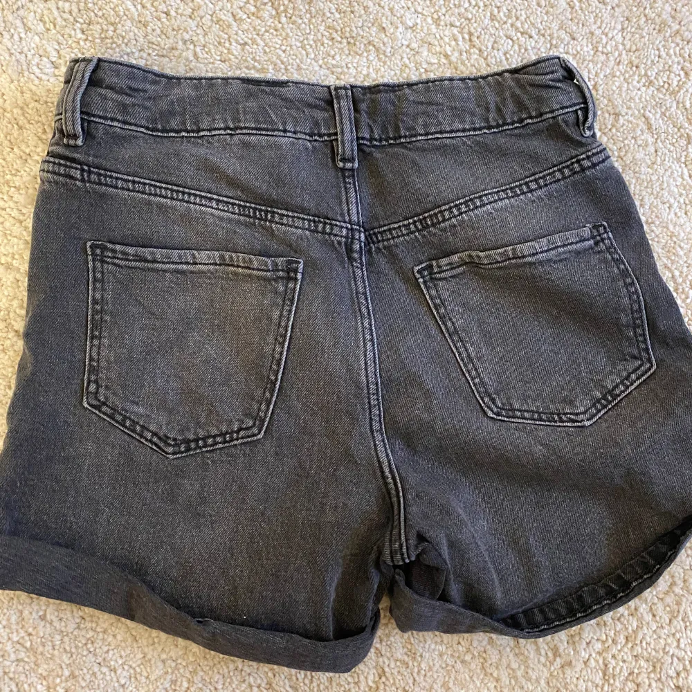 Mörkgråa jeansshorts från Lindex. Bra skick, köparen står för frakten.💓. Shorts.