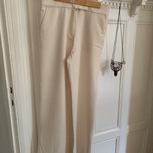 Vid kostymbyxa  - Vid créme färgade kostymbyxor 