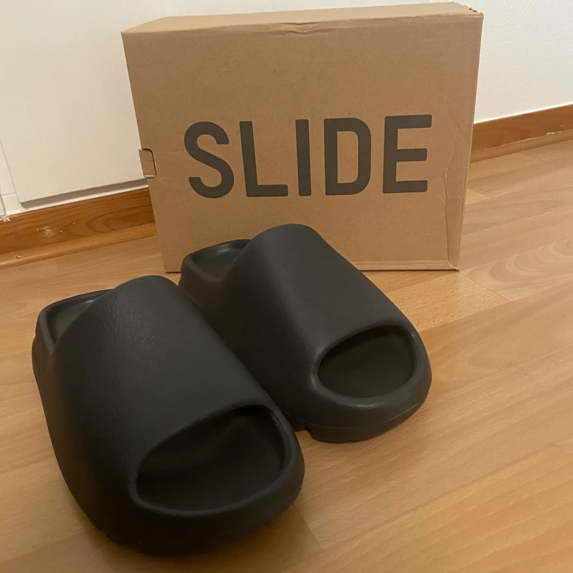 Svarta yeezy slides 43