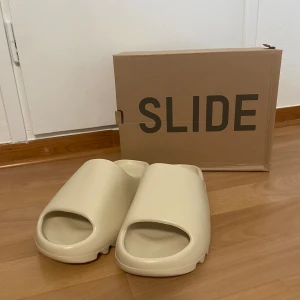 Yeezy slides 42 - Yeezy slides perfekta nu inför sommaren. Storlek 42, skriv vid funderingar.