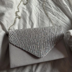 Bal väska  - Liten väska, passar perfekt till balen, finns en kedja som man kan stoppa i väskan om man vill hålla den i handen istället. Gott om utrymme i den så man får plats med telefon, smink osv. Endast använd under min bal🩶 