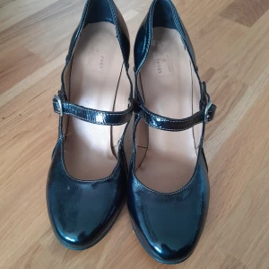 Skin skor - Fina skin skor! Stl 40 men passar mest för 39. Sköna och inga defekter