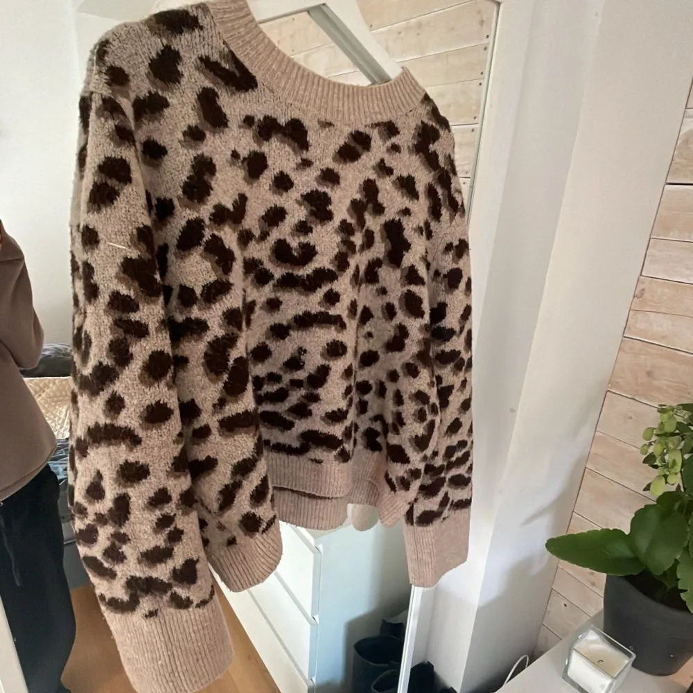 Säljer nu denna trendiga stickade tröja i leopard mönster! Mer av en intressekoll för att kolla lite priser, men den är hur fin som helst, vid i ärmarna och otroligt skön🙏🏼🐆. Tröjor & Koftor.