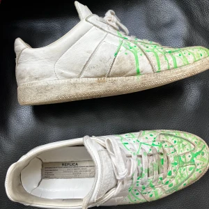Maison Margiela GATS med Paintsplatter - Gamla bilder!! Är tvättade och rena egentligen.  Säljer mina Margiela Gats som använts en del men det finns mycket liv än idag. Utan box!!