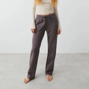 Low Waist mjukisbyxor från gina - Trendiga lågmidjade mjukisbyxor från Gina i den grå/brun färgen. Strl m. Jag är 165 och på mig sitter dom snyggt oversize. Säljer då jag har flera i olika färger. Skick som nya💕