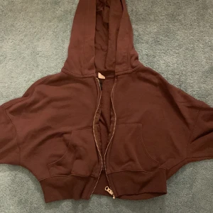 Kort Zip up hoddie  - Väldigt skön och mjuk, knappt använd, bra dragkedja 