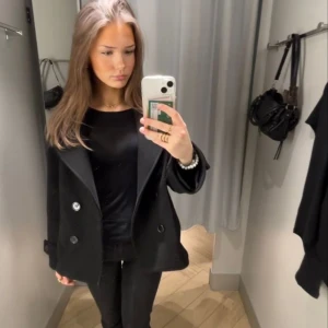 Kappa - Säljer min kappa då den inte används längre, perfekt nu till våren ❤️ Gammal model från HM som inte går och få tag på längre 😊 Tveka inte att skriva om ni har frågor! Pris kan diskuteras (första bilden är lånad)