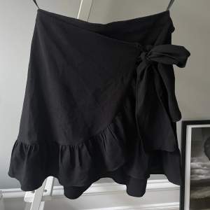 Så fin svart kort kjol som är perfekt till sommaren!💕
